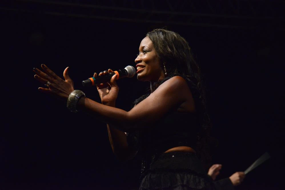 ABD'li şarkıcı Della Miles ezanı duyunca konseri durdurdu